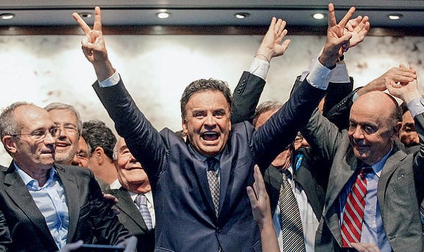 VOLTA POR CIMA – Aécio Neves, cercado por correligionários no encontro que marcou o reinício de sua campanha, em Brasília