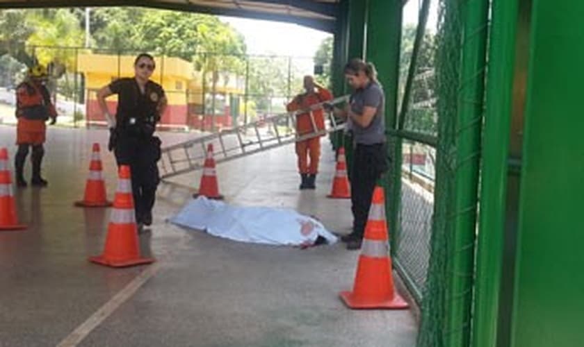 Corpo de homem que morreu ao cair de alambrado em quadra na Candangolândia, no DF