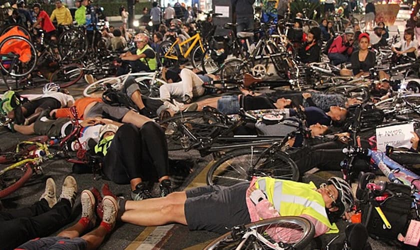Ciclistas se deitar no chão em ato após atropelamento que matou jovem na Avenida Paulista nesta segunda-feira (27), em São Paulo