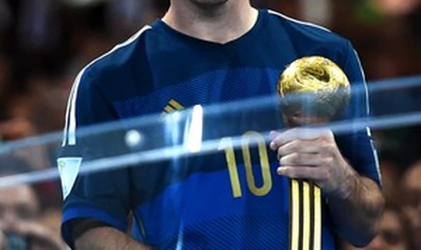 Messi com a Bola de Ouro da Copa após a final no Maracanã: prêmio contestado