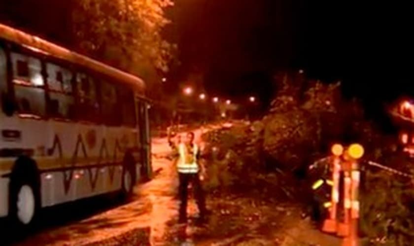 Galhos e árvores caíram impedindo passagem de veículos em Porto Alegre 