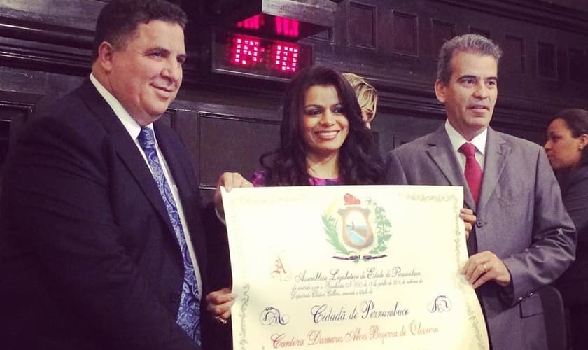 Em Recife (PE), cantora Damares recebe título de Cidadã Pernambucana