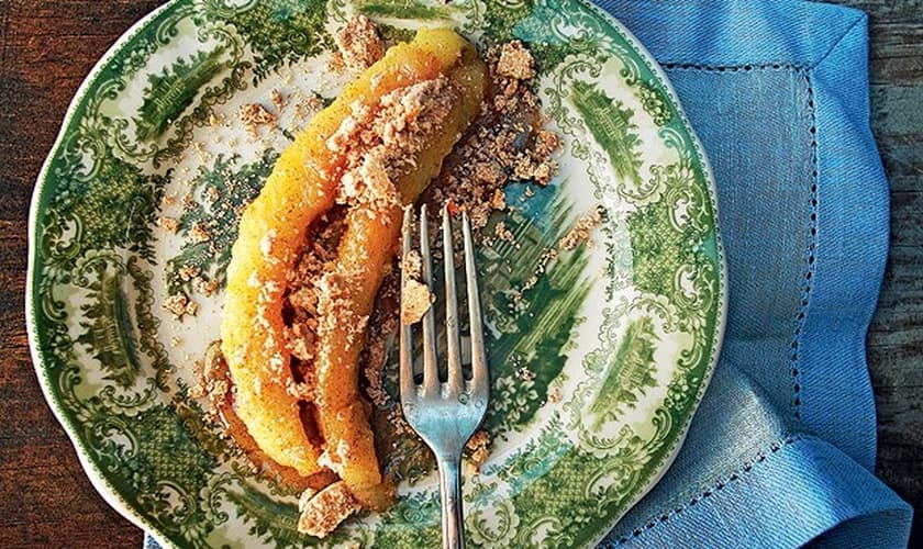 Banana caramelada com farofa de paçoca