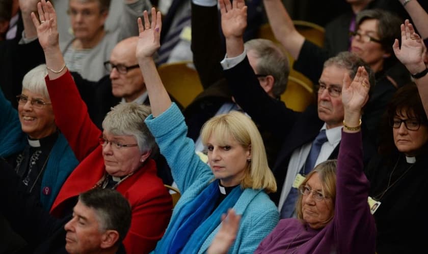 Igreja Anglicana da Inglaterra aprova ordenação de bispas a partir de 2015