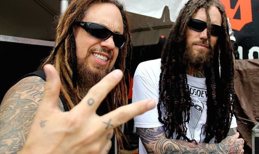 Integrantes da banda Korn evangelizam jovens após show; assista