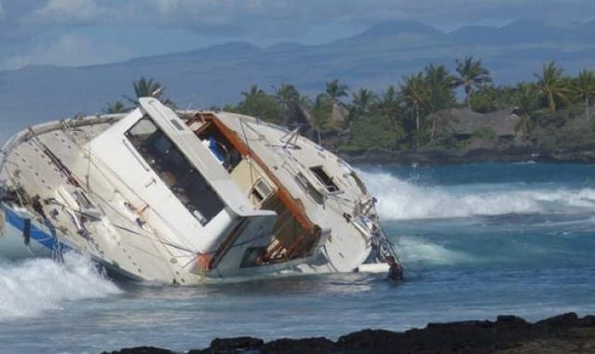 Barco da Jocum Internacional naufraga em ilha do Hawaii