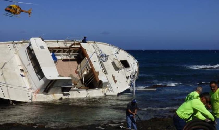 Funcionários do Departamento de Terras e Recursos Naturais do Hawaii (DLNR) trabalham junto a companhias de seguros para remover destroços já encontrados do Hawaii Aloha.