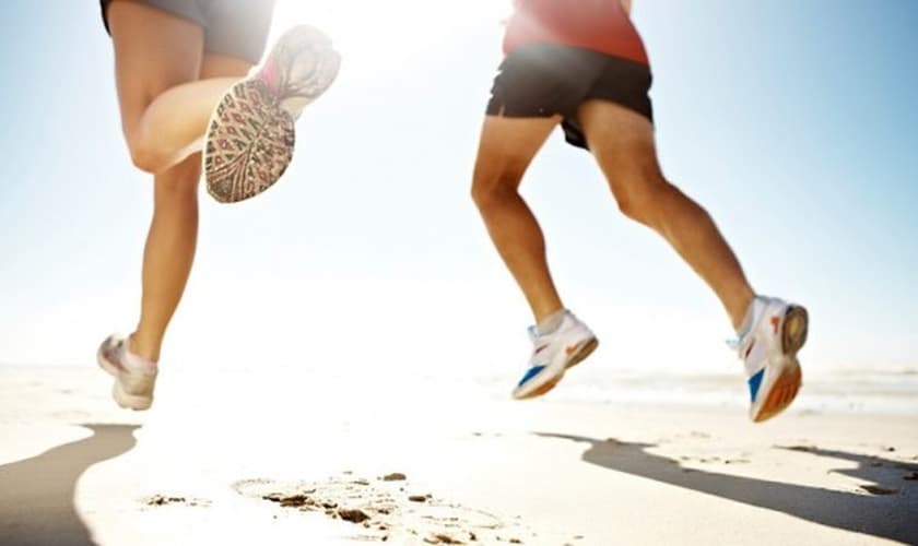A prática da corrida protege o coração, reduz os níveis de colesterol, pressão arterial e glicemia, fortalece a estrutura óssea e auxilia na perda de peso. (Foto: Reprodução)