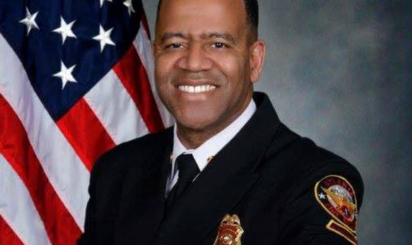 Kelvin Cochran escreveu um livro no qual expressa suas opiniões sobre fé, espirtualidade e homossexualidade, de um ponto de vista cristão