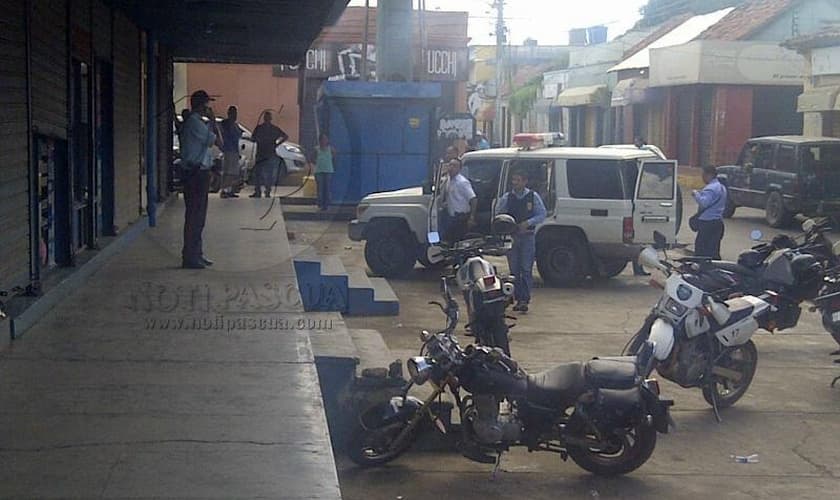 Polícia estacionada em frente à loja de sapatos, em Valle de la Pascua (Venezuela)
