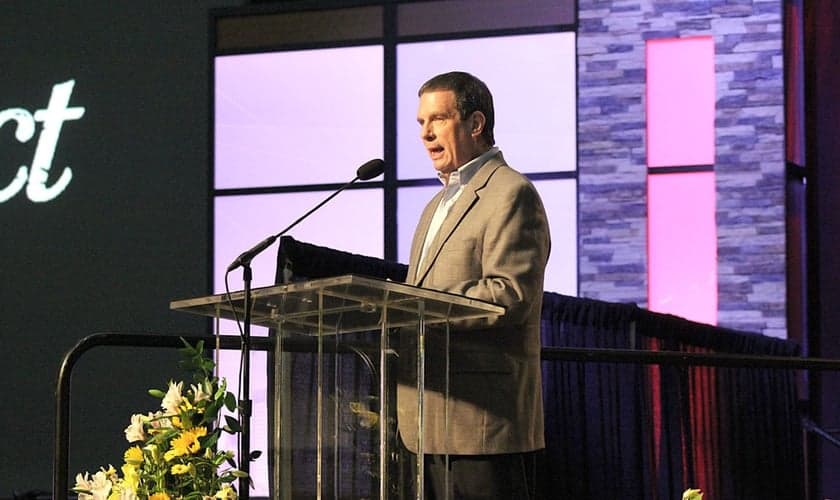 Thom Rainer, CEO da LifeWay Christian Resources discursa durante um encontro com líderes da Convenção Batista do Sul