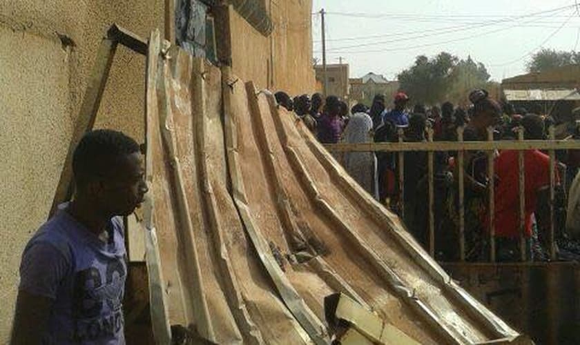 O casal e os filhos não sofreram qualquer ferimento, mas todos os seus pertences foram destruídas.