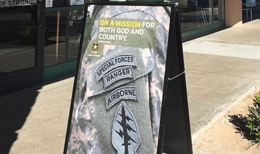 Placa convocava jovens a se alistarem no exército em uma missão "por Deus e pelo país"