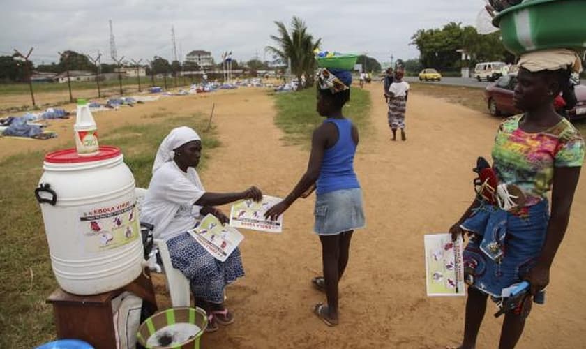 Presidente da Serra Leoa retira medidas de quarentena contra o ebola