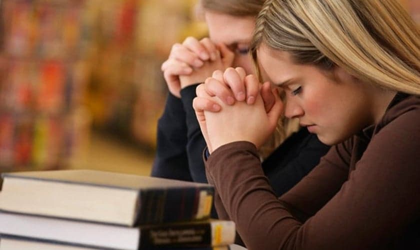 Imagem ilustrativa: adolescentes durante oração.