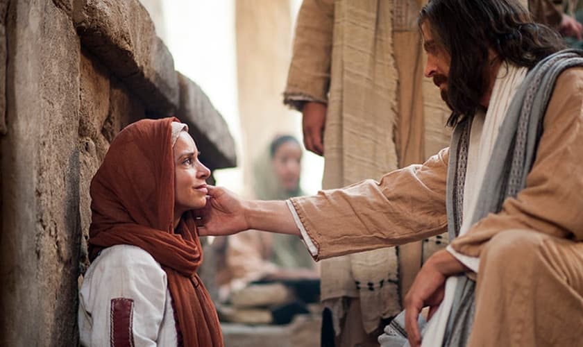 Jesus curando uma mulher _ Imagem ilustrativa