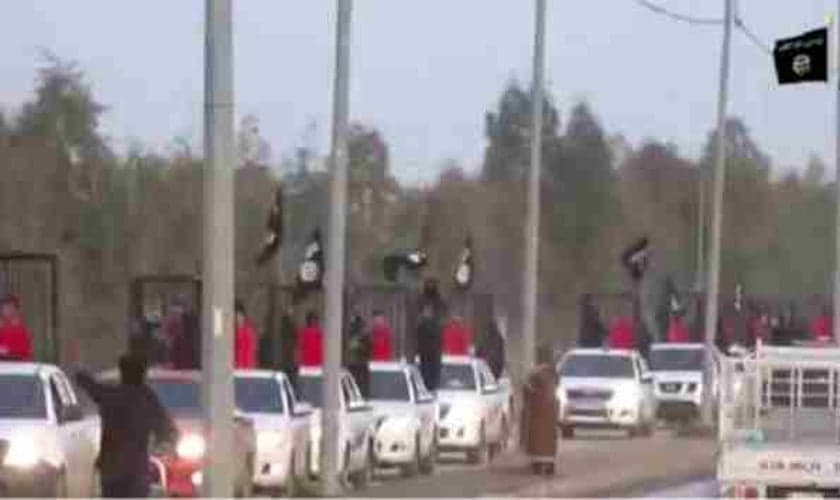 Um novo vídeo divulgado pelo Estado Islâmico (EI) mostra uma espécie de desfile, com 21 homens curdos enjaulados em cima de picapes, que conduziram os reféns pelas ruas iraquianas.