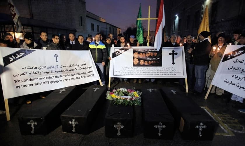 Cristãos Coptas protestam contra a decapitação de 21 cristãos egípcios pelo Estado Islâmico