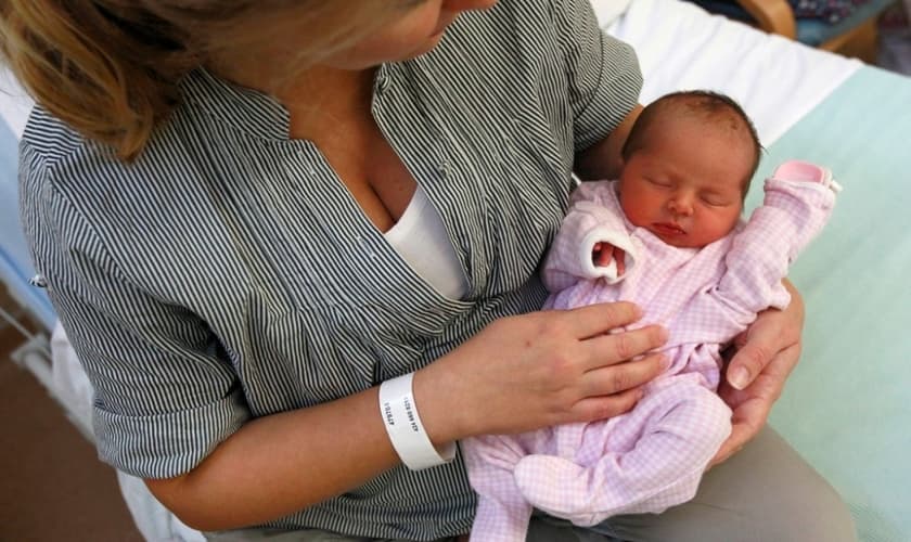Melanie Chubb segura a filha de 4 dias de idade, Sofia, na maternidade do Hospital Hinchingbrooke em Huntingdon, Inglaterra.