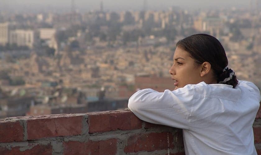 Menina do alto de uma construção olhando a vista do Oriente Médio. (Foto: Reprodução/ Open Doors USA)