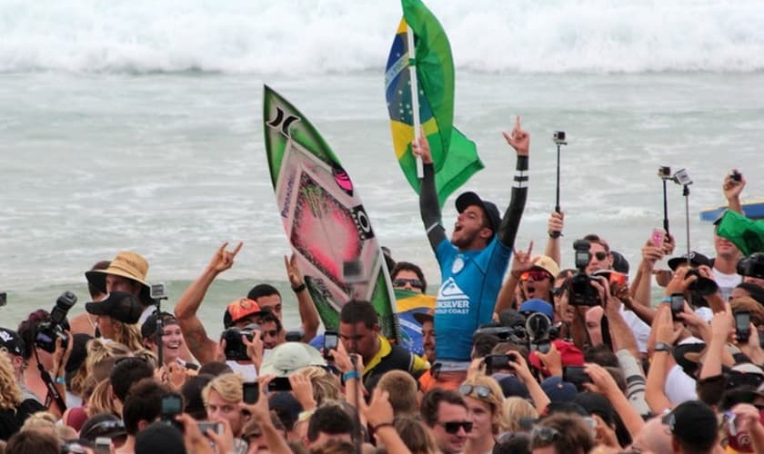 Filipe Toledo tem ajudado a representar o Brasil no surfe mundial e reconhece o cuidado de Deus em sua carreira.