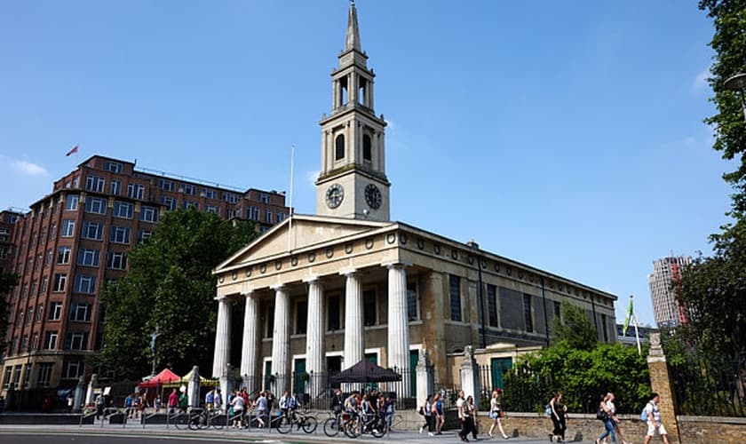 Dezenas de muçulmanos participaram do evento "Mesquita Inclusiva", realizada na igreja de São João, em Londres. 
