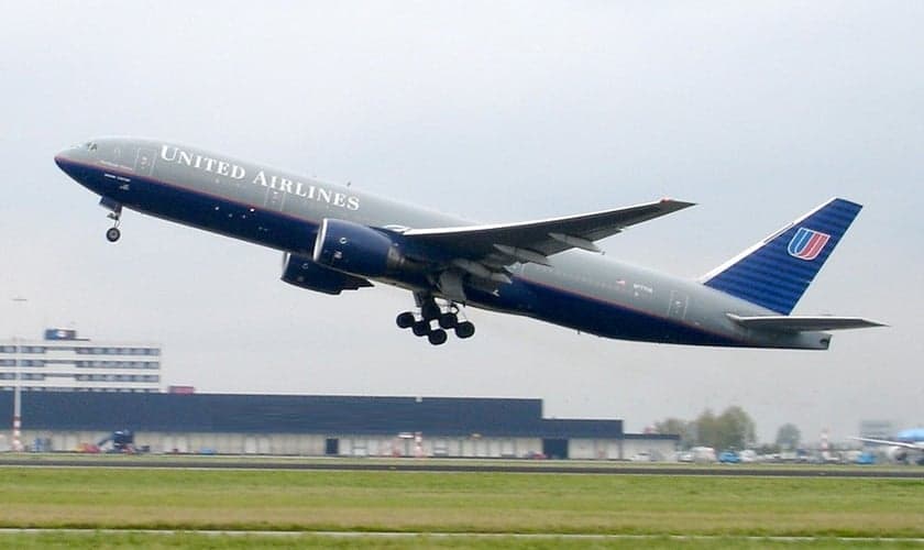 Durante voo de Washington a Denver, em um avião da United Airlines, um homem que estava entre os 33 passageiros começou a correr pelo corredor e gritar “jihad”.