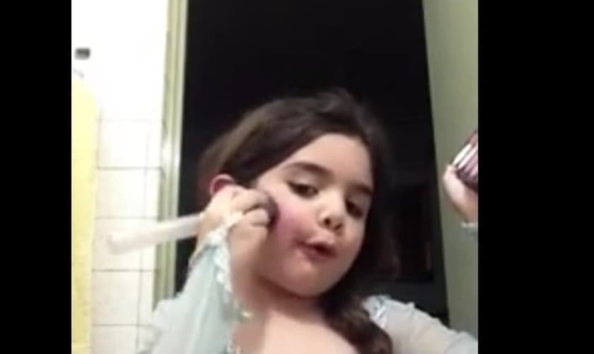 Danna, de 5 anos, fazendo maquiagem de Elsa, do filme Frozen