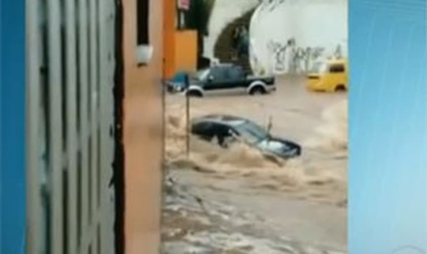 Carro levado pelas enchentes em Taboão da Serra