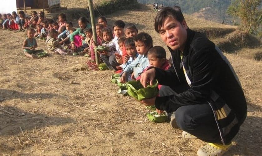 Pastor Lazrus Rasaily é nepalês e atua como missionário em seu país, dando assistência a crianças em situação de risco.