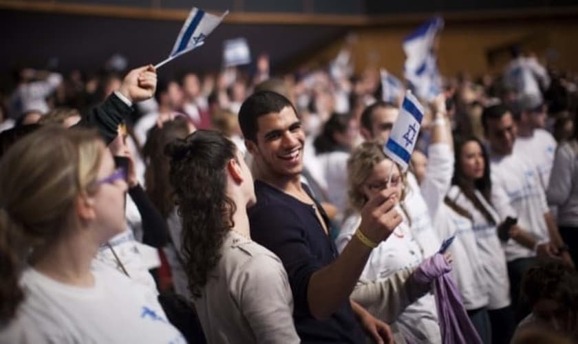 Jovens judeus durante festa religiosa. (Foto: Reprodução/ Times Of Israel)