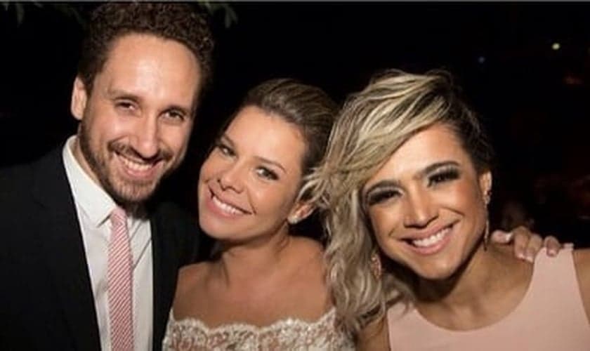 Fernanda Souza em seu casamento com Leonardo Gonçalves e Daniela Araújo