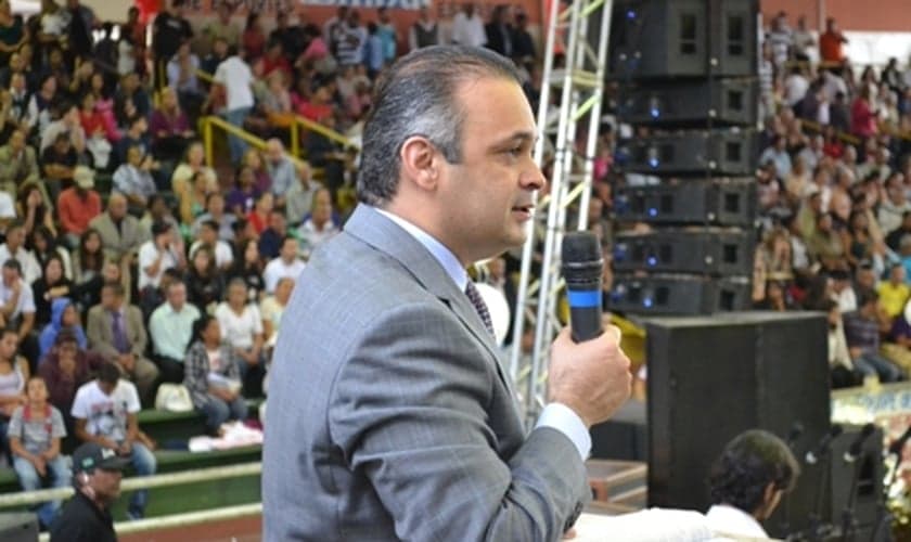 Pastor Roberto de Lucena durante pregação na Casa da Benção. (Divulgação/ Roberto de Lucena)