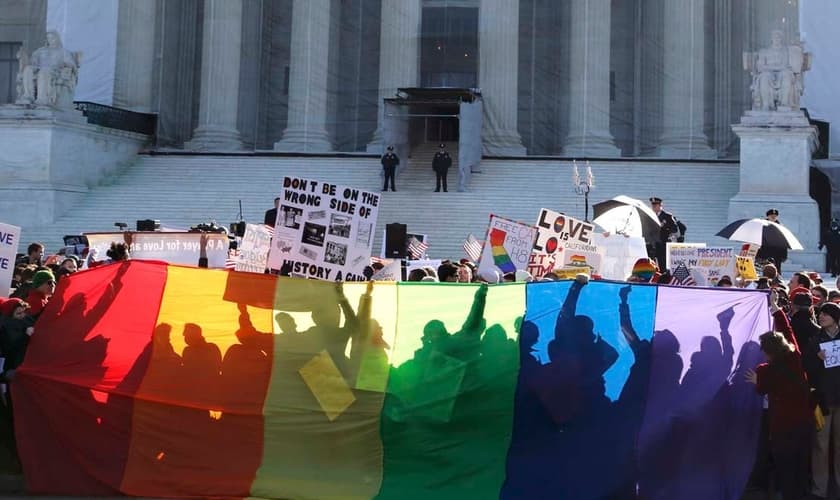 Movimento LGBT e simpatizantes fazem manifestação em frente à Suprema Corte dos EUA.
