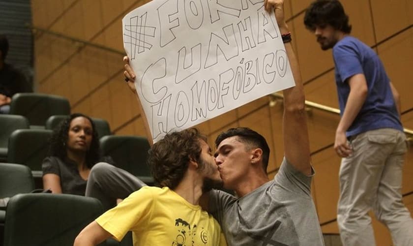 Homossexuais se beijam em protesto contra Eduardo Cunha