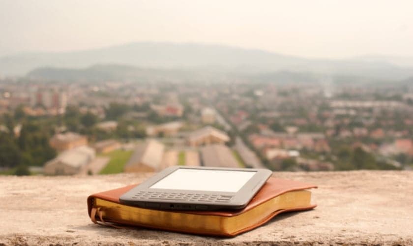 Imagem Ilustrativa: Bíblia e tablet. (Reprodução/ Abounding Wisdom)