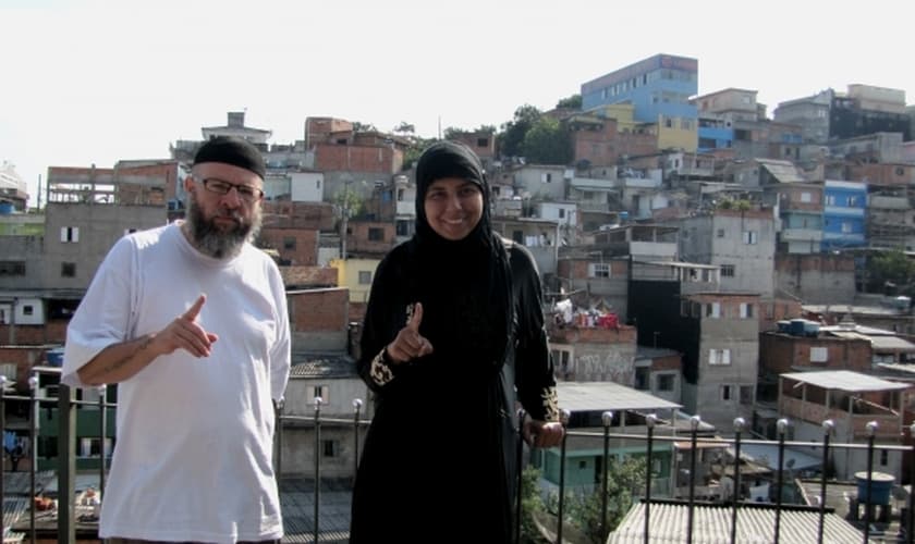 Kaab Al Qadir e Aniza Zafira, na Favela Cultura Física, em Embu das Artes. (César Rosati/CBN)