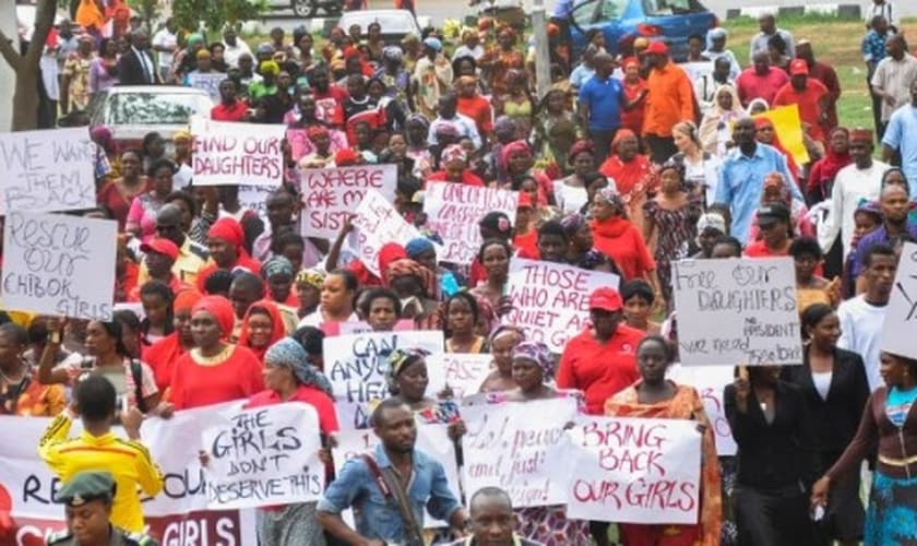 Manifestantes saem às ruas da Nigéria para protestar contra o sequestro de 250 meninas, capturadas pelo Boko Haram.