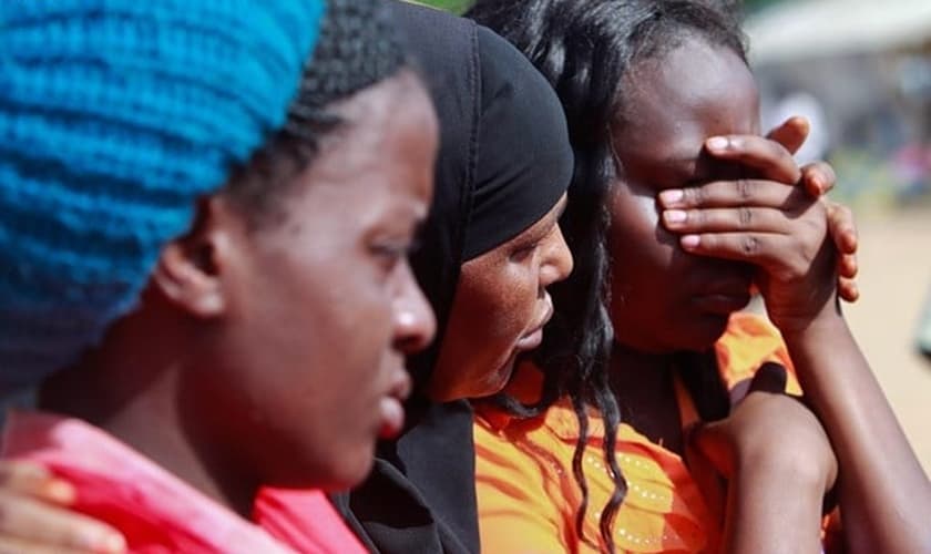 Familiares das vítimas do massacre no Quênia. (Foto: EPA)