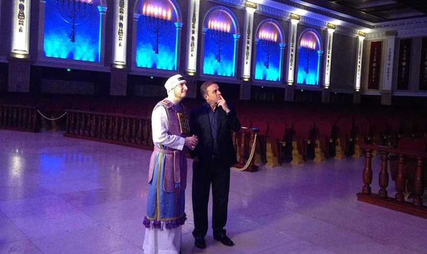 Gugu conhece detalhes do Templo de Salomão. (Reprodução/Rede Record)