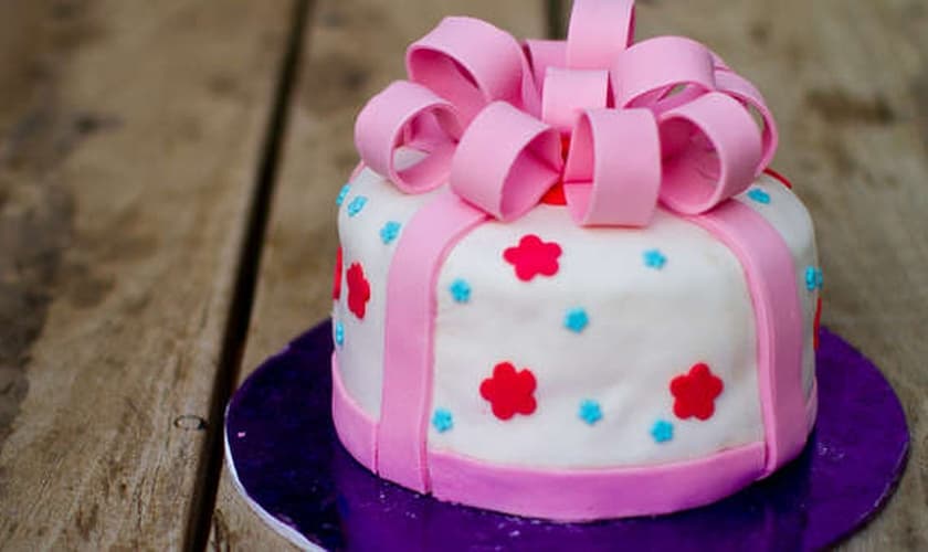A loja Sweet Cakes se recusou a fazer um bolo de casamento gay, e foi processada.