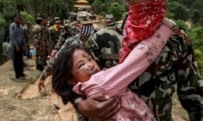 Uma criança ferida é socorrida pelo exército nepalês depois do terremoto em Sindhupalchowk, Nepal.