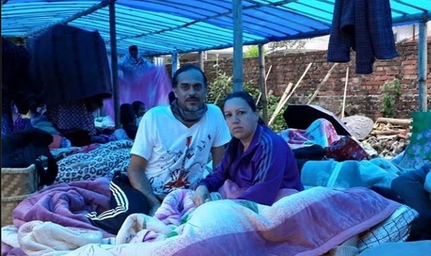 Everson Gonçalves Santos, de 45 anos vive com a esposa Daniela Moura Santos, de 39, e a filha Laura Santos, de 6 anos em uma tenda, com outras famílias, nas ruas de Catmandu (Nepal)