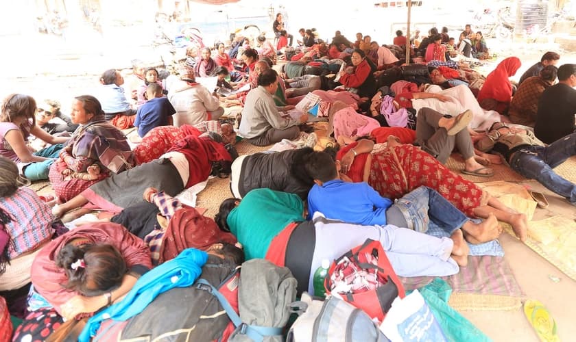 Após a grande destruição causada pelo terremoto, famílias estão vivendo juntas, sob tendas armadas nas ruas de Katmandu.