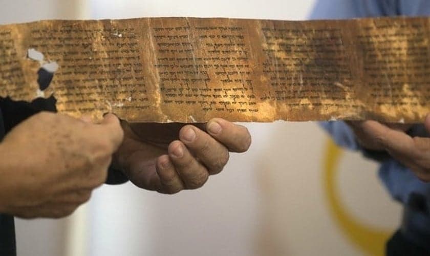 O documento, de 45,7 cm de comprimento e 7,6 centímetros de largura foi encontrado por um beduíno nas proximidades do Mar Morto, em 1947