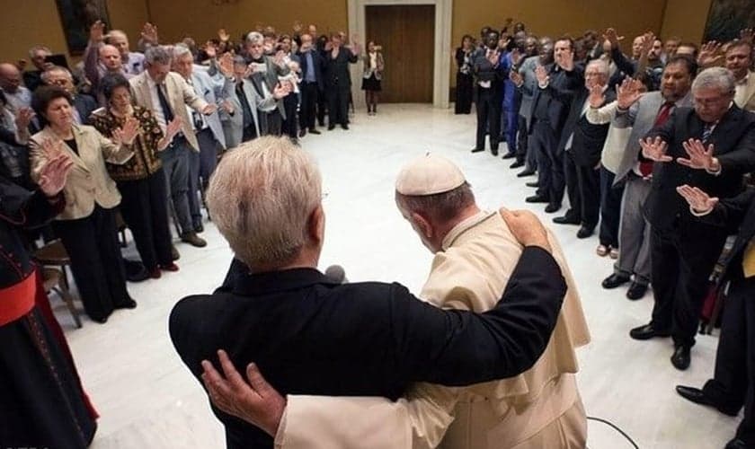 Papa Francisco abraça o pastor Giovanni Traettino, durante o encontro no Vaticano.