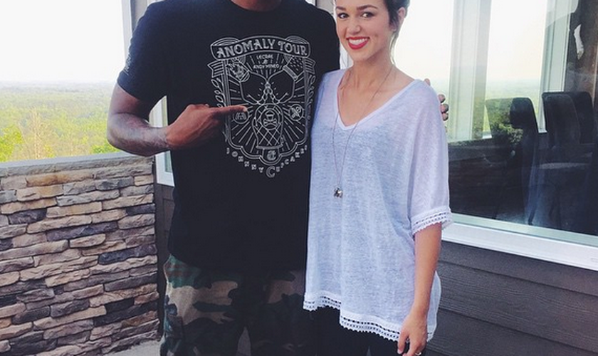 O rapper Lecrae e a jovem cantora Sadie Robertson compartilharam fotos antes do evento, nas mídias sociais.