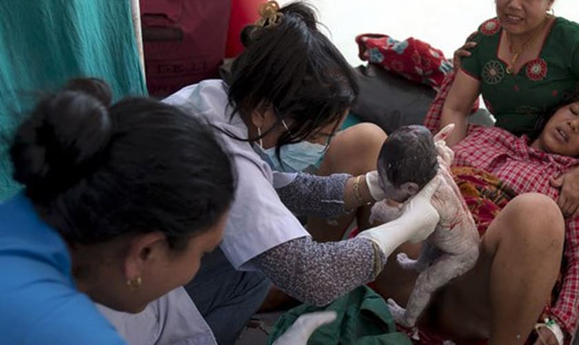 Maya Tamang deu à luz uma menina do lado de fora de um Hospital, poucas horas depois do novo tremor no Nepal. (Athit Perawongmetha/ Reuters)