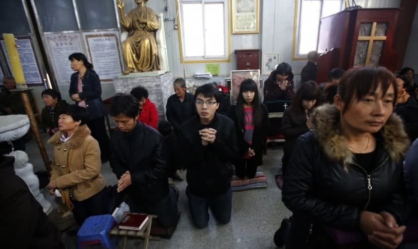 Cristãos se reúnem durante final de semana, em uma igreja subterrânea, na região de Tianjin (China).