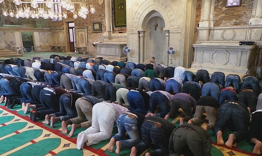 Homens muçulmanos participaram das orações de sexta na mesquita "convertida". (AP Photo/Luigi Costantini)